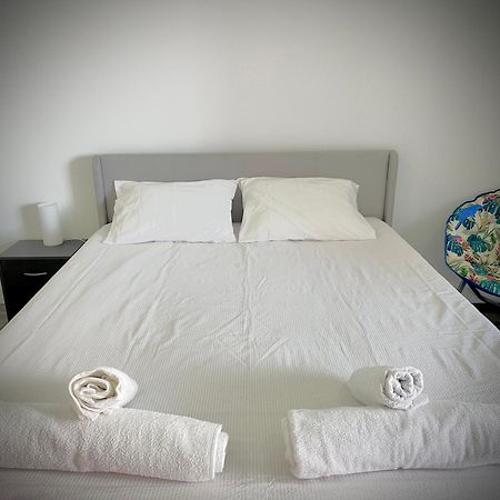 Sea View Apartment & 4 Minutes Walk To The Beach Paço de Arcos Eksteriør billede