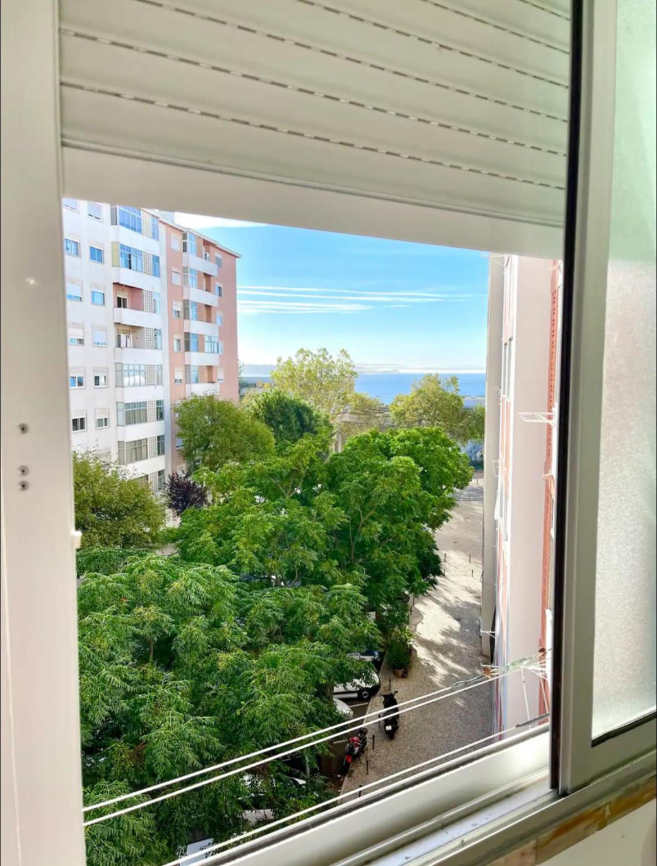 Sea View Apartment & 4 Minutes Walk To The Beach Paço de Arcos Eksteriør billede