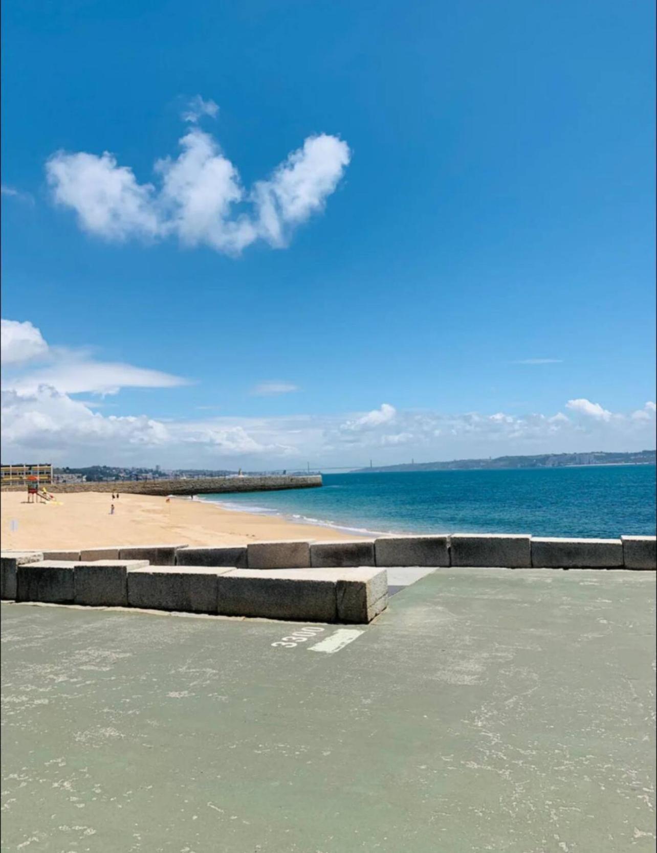 Sea View Apartment & 4 Minutes Walk To The Beach Paço de Arcos Eksteriør billede