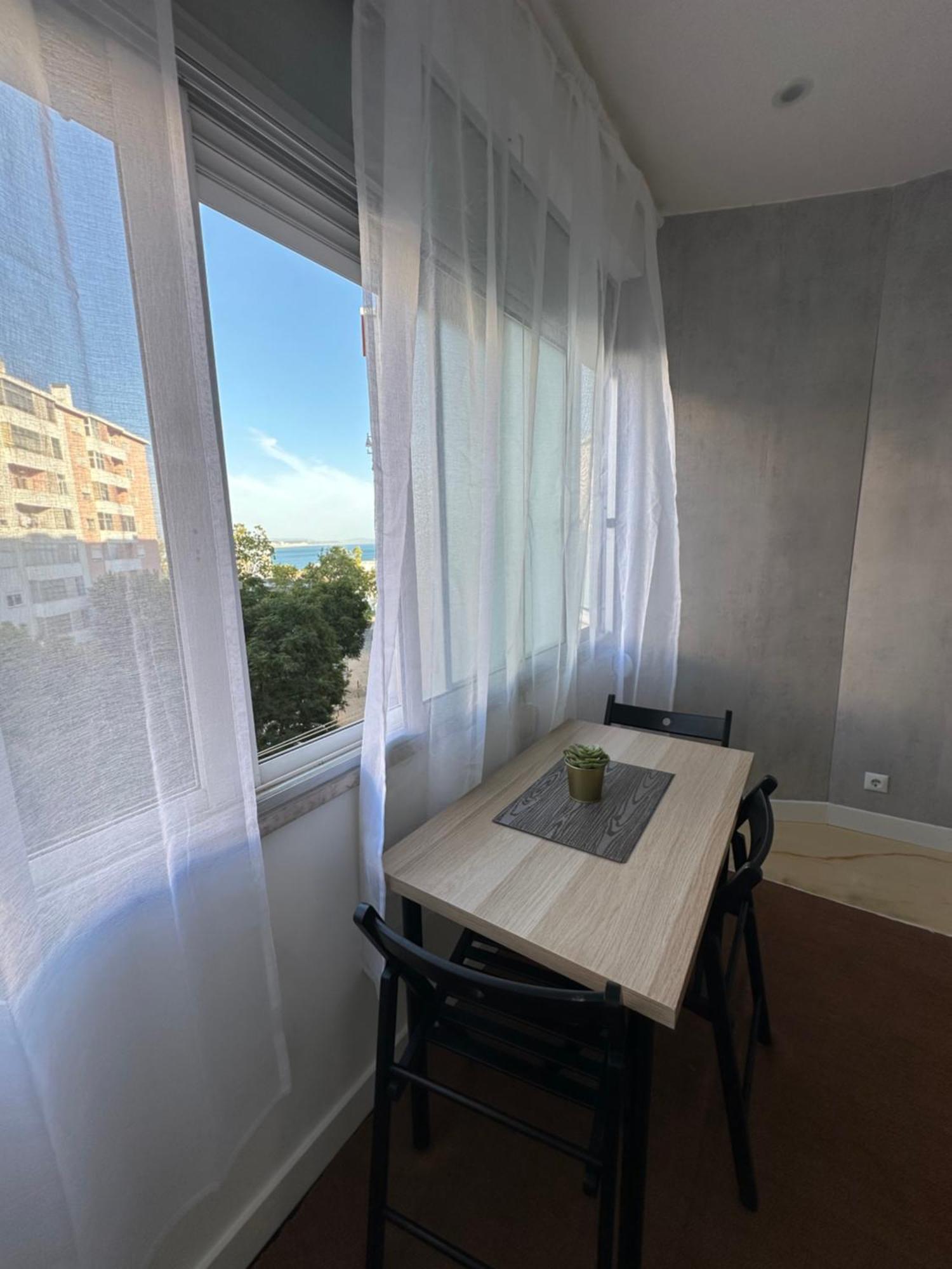 Sea View Apartment & 4 Minutes Walk To The Beach Paço de Arcos Eksteriør billede