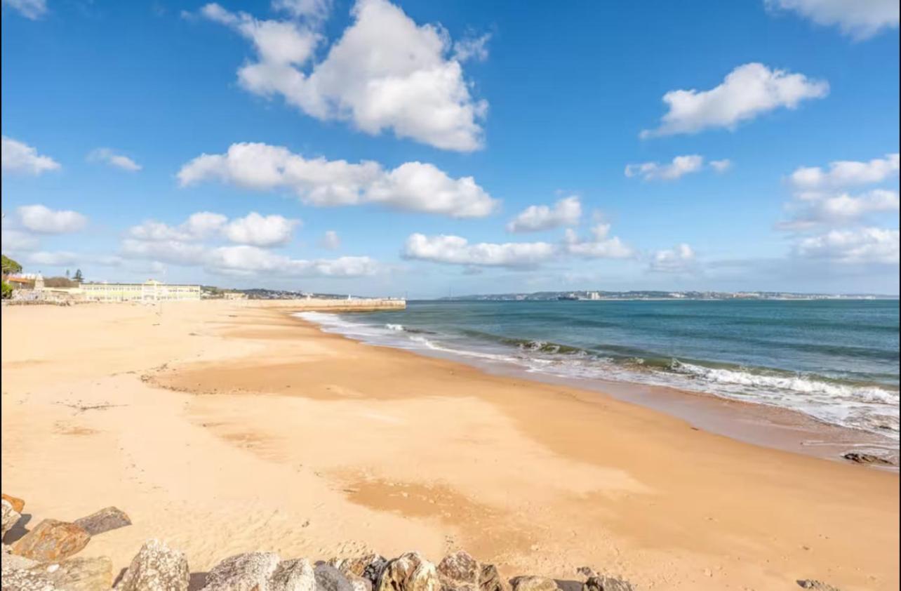 Sea View Apartment & 4 Minutes Walk To The Beach Paço de Arcos Eksteriør billede